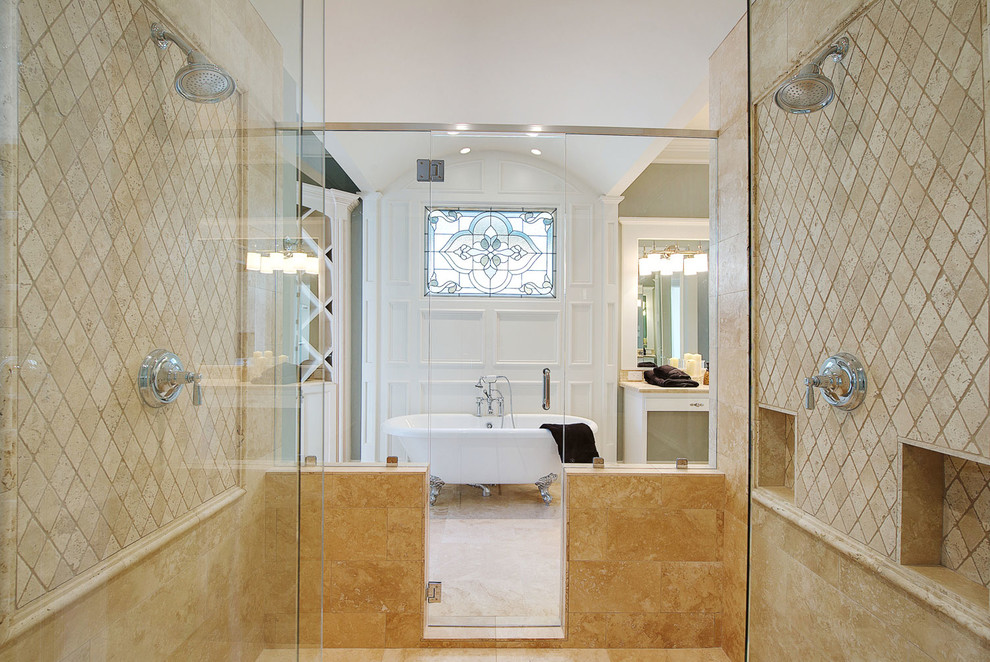 Klassisches Badezimmer mit Löwenfuß-Badewanne in Houston