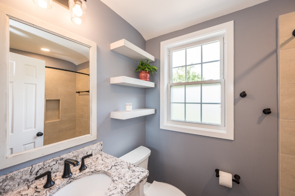 Exempel på ett litet lantligt flerfärgad flerfärgat badrum med dusch, med skåp i shakerstil, skåp i slitet trä, en dusch/badkar-kombination, en toalettstol med separat cisternkåpa, grå väggar, klinkergolv i keramik, ett undermonterad handfat, granitbänkskiva och brunt golv