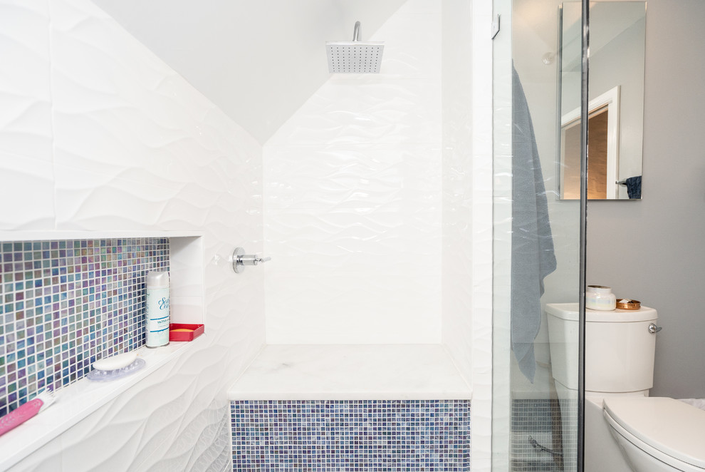 Kleines Modernes Badezimmer mit weißen Fliesen in Washington, D.C.