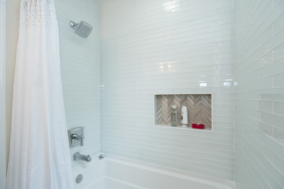 Ejemplo de cuarto de baño minimalista pequeño con baldosas y/o azulejos beige