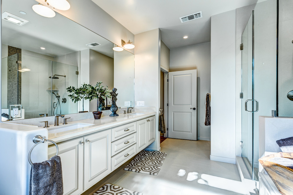 Inredning av ett klassiskt stort en-suite badrum, med luckor med upphöjd panel, beige skåp, ett undermonterat badkar, en hörndusch, brun kakel, klinkergolv i keramik, ett undermonterad handfat, bänkskiva i kvartsit och grå väggar