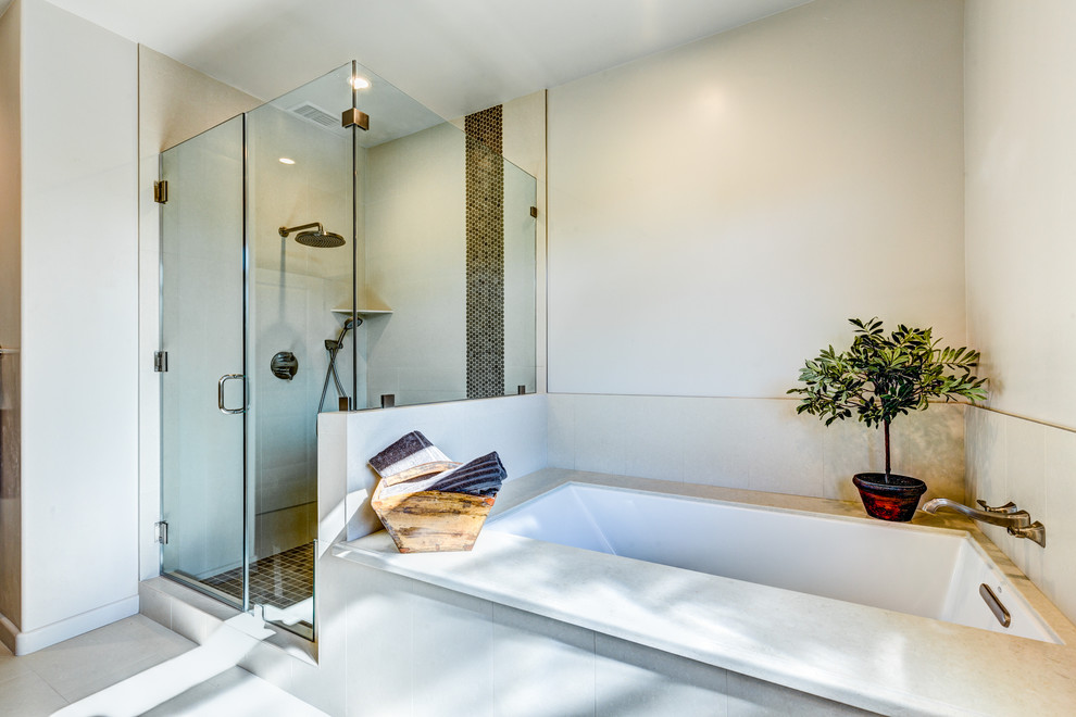 Idéer för ett stort klassiskt en-suite badrum, med luckor med upphöjd panel, beige skåp, ett undermonterat badkar, en hörndusch, brun kakel, klinkergolv i keramik, ett undermonterad handfat, bänkskiva i kvartsit och grå väggar