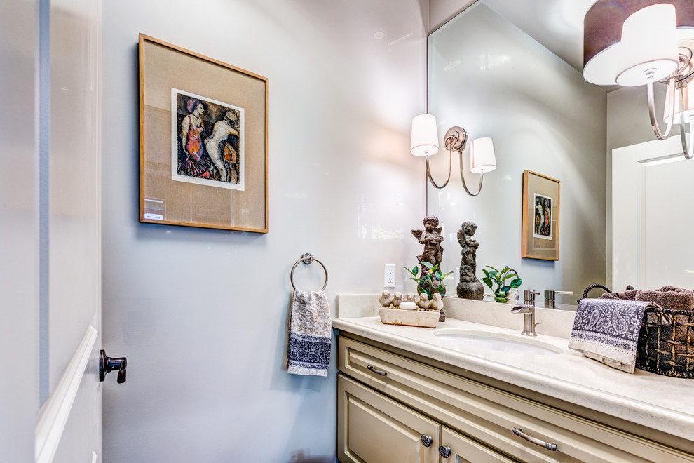 Klassisk inredning av ett badrum med dusch, med beige skåp, granitbänkskiva, luckor med upphöjd panel, grå väggar och ett undermonterad handfat