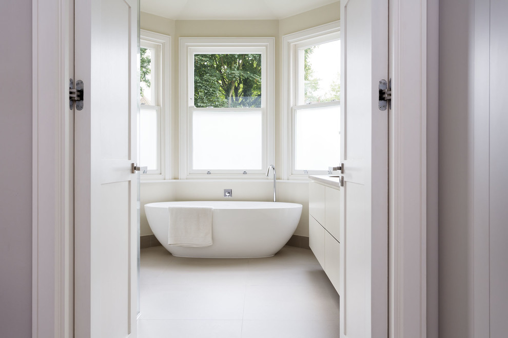 Источник вдохновения для домашнего уюта: ванная комната среднего размера в современном стиле с отдельно стоящей ванной, белыми стенами и белым полом