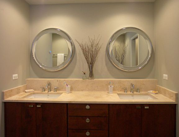 Modernes Badezimmer mit Unterbauwaschbecken, flächenbündigen Schrankfronten, braunen Schränken, Kalkstein-Waschbecken/Waschtisch und freistehender Badewanne in Chicago