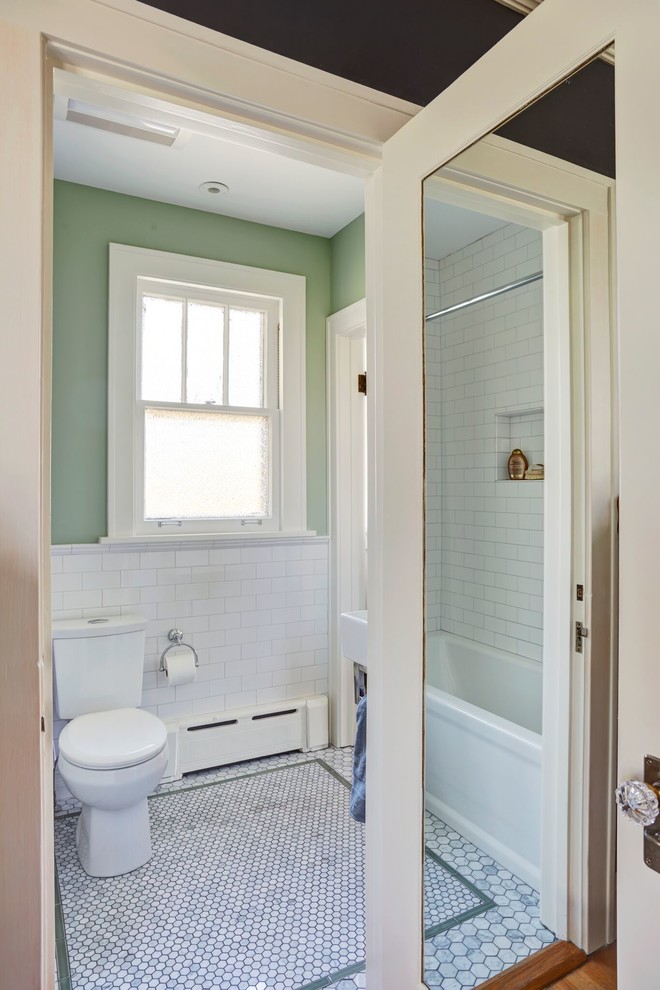 Idéer för att renovera ett litet vintage badrum för barn, med ett badkar i en alkov, en dusch/badkar-kombination, en toalettstol med separat cisternkåpa, vit kakel, keramikplattor, gröna väggar, mosaikgolv och ett väggmonterat handfat