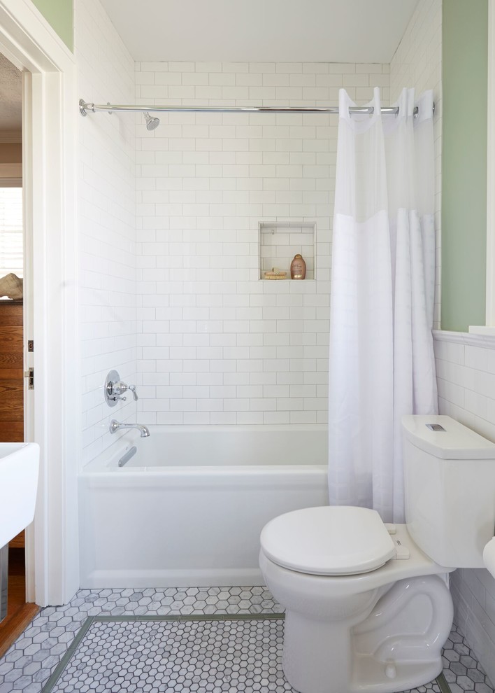 Idee per una piccola stanza da bagno chic con vasca ad alcova, vasca/doccia, WC a due pezzi, piastrelle bianche, piastrelle in ceramica, pareti verdi, pavimento con piastrelle a mosaico e lavabo sospeso