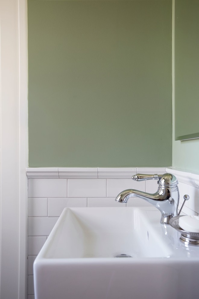 Свежая идея для дизайна: маленькая детская ванная комната в классическом стиле с ванной в нише, душем над ванной, раздельным унитазом, белой плиткой, керамической плиткой, зелеными стенами, полом из мозаичной плитки и подвесной раковиной для на участке и в саду - отличное фото интерьера