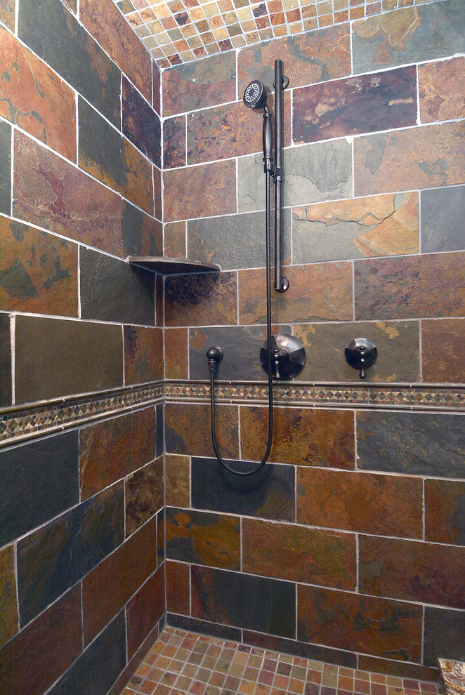 Aménagement d'une grande douche en alcôve principale craftsman en bois brun avec un placard avec porte à panneau encastré, WC séparés, un carrelage multicolore, un carrelage de pierre, un mur vert, un sol en ardoise, un lavabo encastré et un plan de toilette en granite.