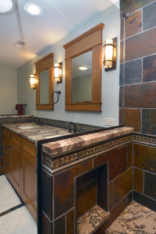 Idéer för ett stort amerikanskt en-suite badrum, med luckor med infälld panel, skåp i mellenmörkt trä, en dusch i en alkov, en toalettstol med separat cisternkåpa, flerfärgad kakel, stenkakel, gröna väggar, skiffergolv, ett undermonterad handfat och granitbänkskiva