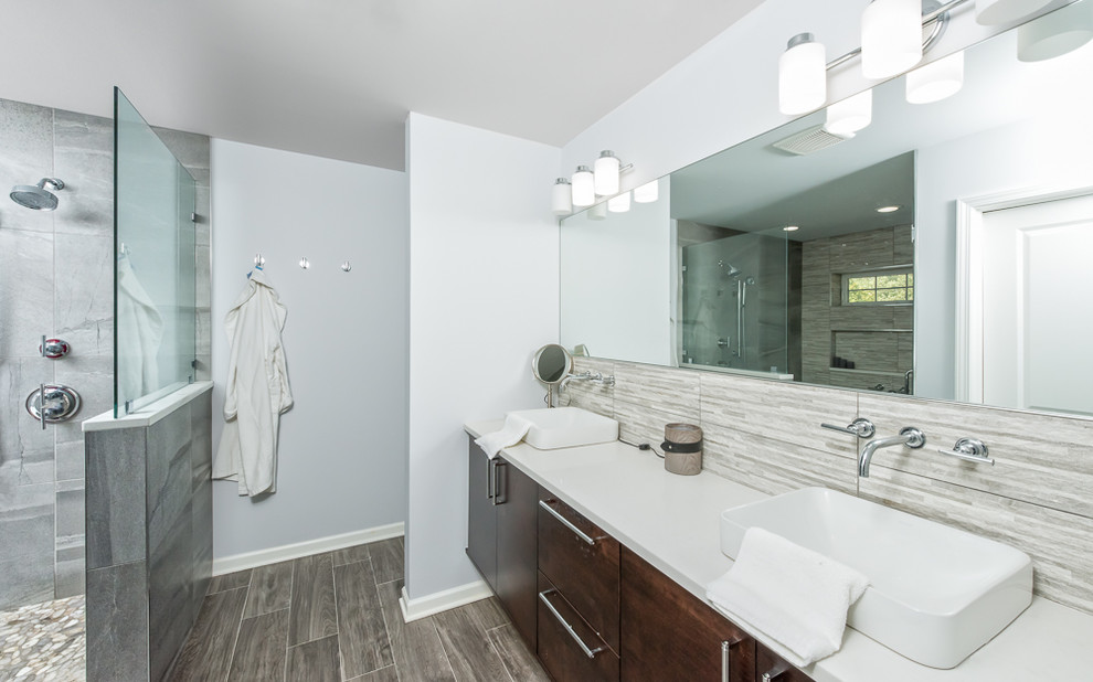 Idéer för att renovera ett stort funkis vit vitt en-suite badrum, med släta luckor, skåp i mörkt trä, en hörndusch, grå kakel, marmorkakel, grå väggar, vinylgolv, ett fristående handfat, brunt golv, med dusch som är öppen, ett fristående badkar, en toalettstol med separat cisternkåpa och bänkskiva i kvarts