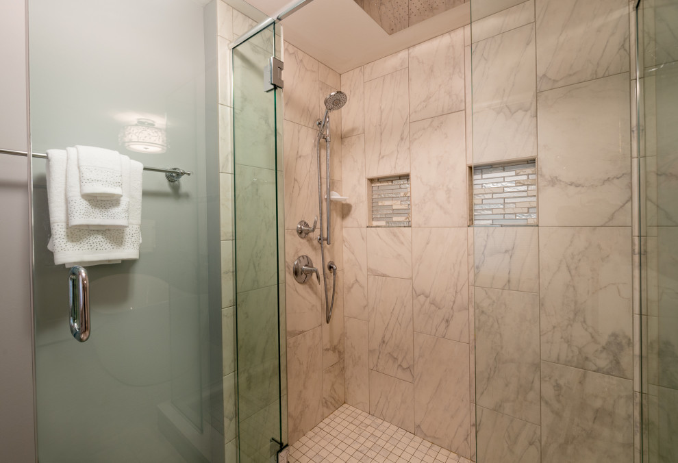 Bild på ett mellanstort eklektiskt flerfärgad flerfärgat en-suite badrum, med luckor med infälld panel, vita skåp, ett fristående badkar, en dubbeldusch, en toalettstol med separat cisternkåpa, flerfärgad kakel, porslinskakel, grå väggar, klinkergolv i porslin, ett undermonterad handfat, bänkskiva i kvarts, flerfärgat golv och dusch med gångjärnsdörr