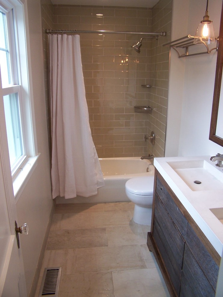 Esempio di una stanza da bagno con top in cemento, doccia ad angolo, WC a due pezzi, piastrelle verdi, piastrelle di vetro, pareti bianche e pavimento in gres porcellanato