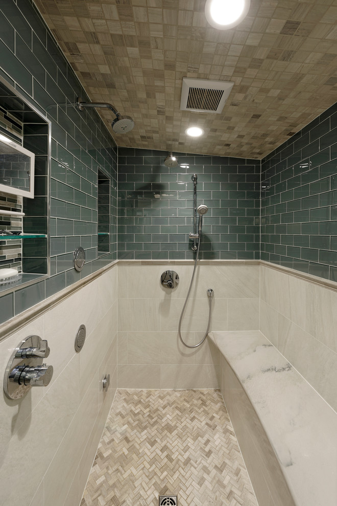 Источник вдохновения для домашнего уюта: большая главная ванная комната в стиле неоклассика (современная классика) с душем в нише, синими стенами, полом из мозаичной плитки и сиденьем для душа