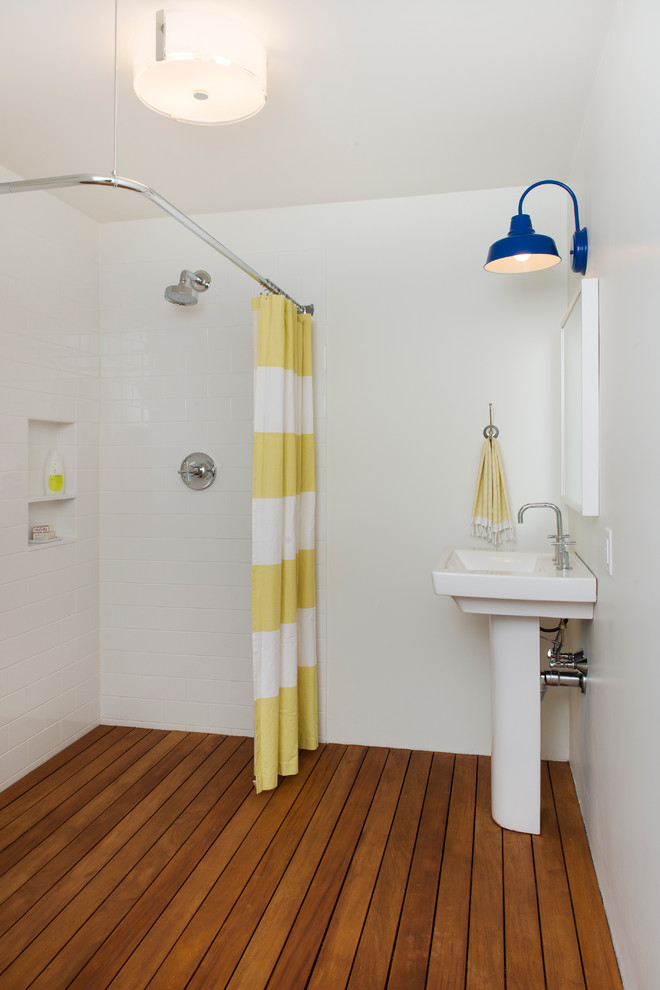 На фото: ванная комната в современном стиле с раковиной с пьедесталом с