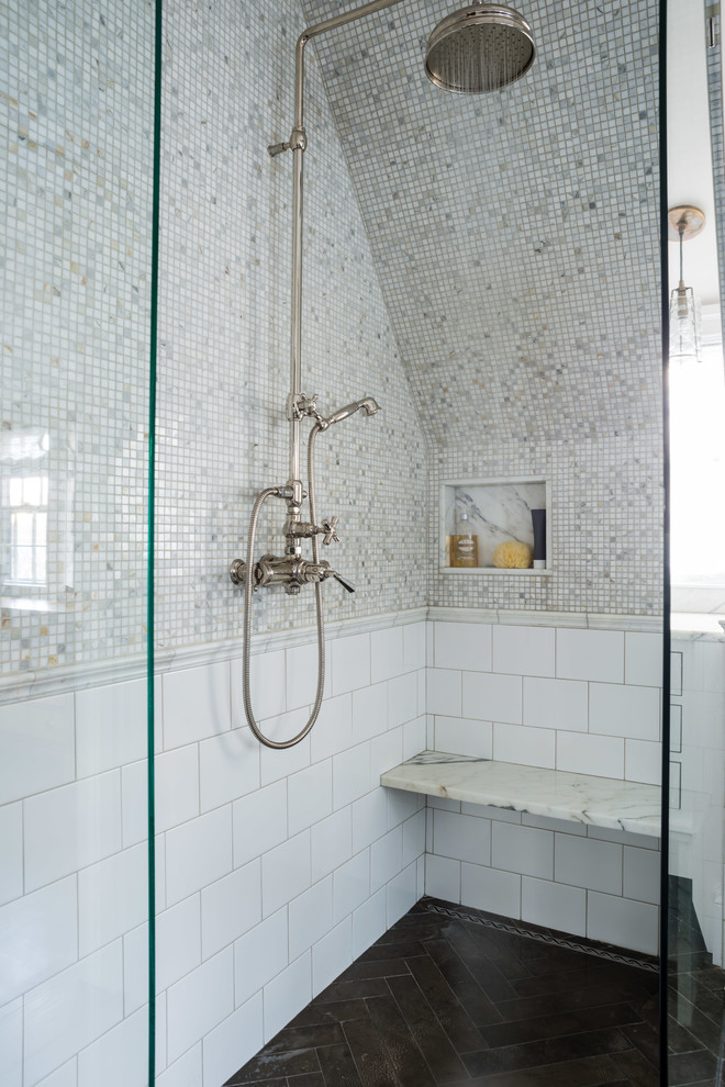 Klassisk inredning av ett mellanstort vit vitt en-suite badrum, med möbel-liknande, vita skåp, en kantlös dusch, en toalettstol med separat cisternkåpa, vit kakel, marmorkakel, grå väggar, kalkstensgolv, ett undermonterad handfat, marmorbänkskiva, brunt golv och med dusch som är öppen