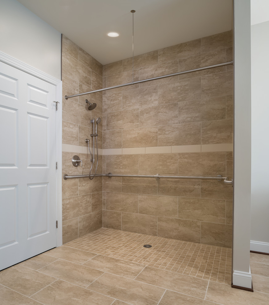 Idées déco pour une salle de bain classique en bois brun avec un placard à porte shaker, une douche ouverte, un carrelage beige, des carreaux de porcelaine, un mur beige, un lavabo encastré et un plan de toilette en granite.