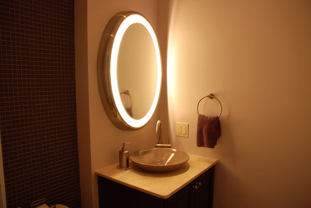 ワシントンD.C.にある低価格の小さなトランジショナルスタイルのおしゃれなバスルーム (浴槽なし) (濃色木目調キャビネット、白い壁、ベッセル式洗面器、人工大理石カウンター) の写真