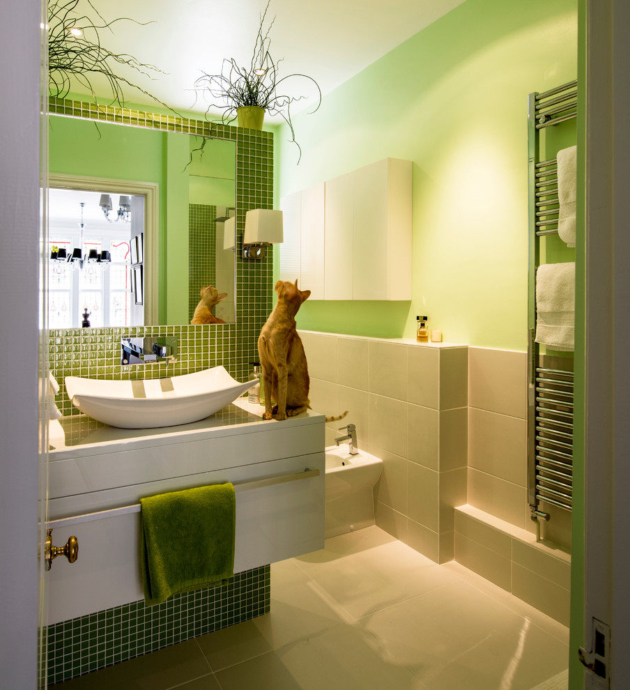 Idéer för att renovera ett mellanstort eklektiskt en-suite badrum, med ett fristående handfat, släta luckor, vita skåp, ett badkar i en alkov, en dusch i en alkov, en toalettstol med hel cisternkåpa, grön kakel, glaskakel, gröna väggar och klinkergolv i keramik