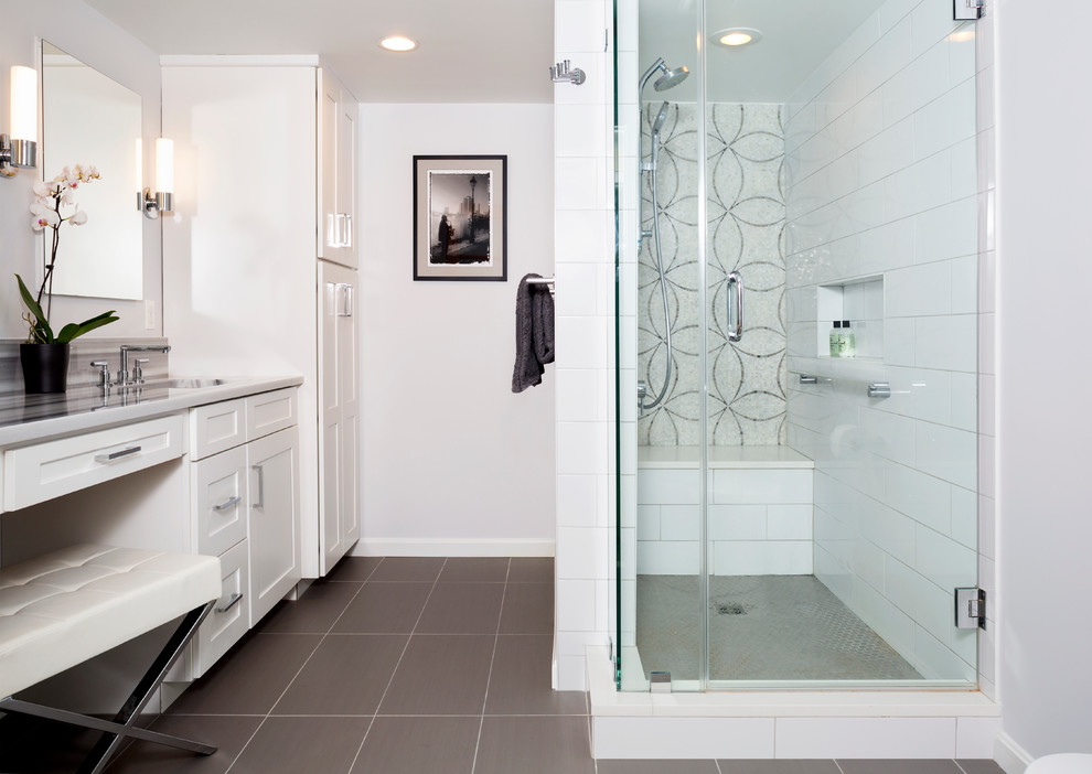 Réalisation d'une salle de bain principale minimaliste de taille moyenne avec des portes de placard blanches, un carrelage blanc et un plan de toilette en marbre.