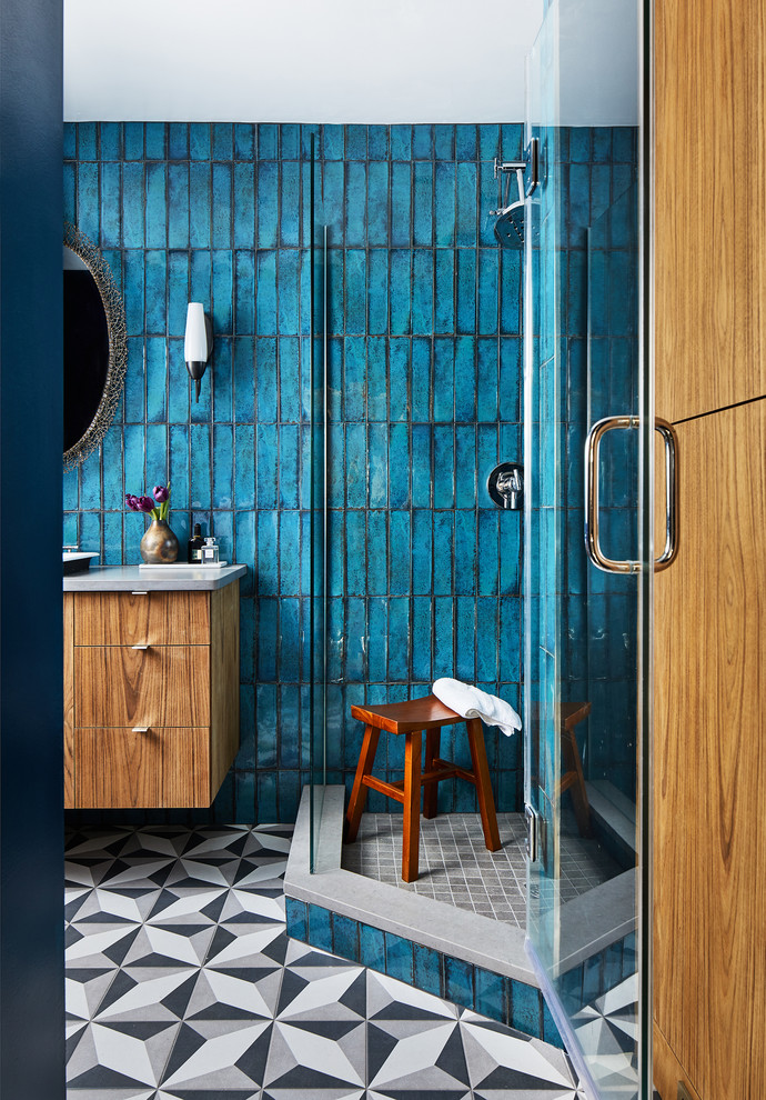 Ispirazione per una stanza da bagno industriale di medie dimensioni con piastrelle blu e top grigio