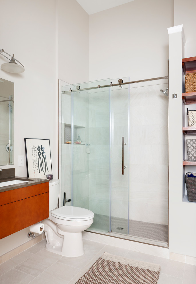 Пример оригинального дизайна: главная ванная комната среднего размера в стиле неоклассика (современная классика) с душем без бортиков и белыми стенами
