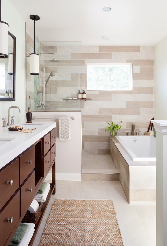 Идея дизайна: большая главная ванная комната в стиле неоклассика (современная классика) с фасадами цвета дерева среднего тона, накладной ванной, угловым душем и бежевой плиткой