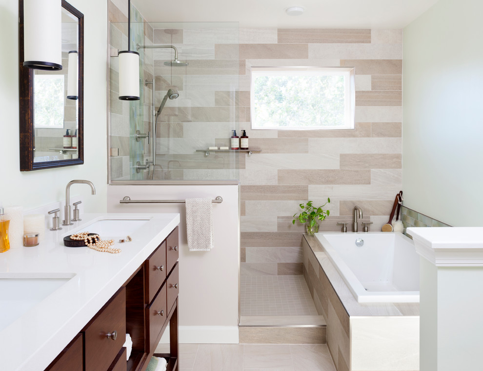 Immagine di una grande stanza da bagno padronale classica con ante in legno scuro, vasca da incasso, doccia ad angolo e piastrelle beige