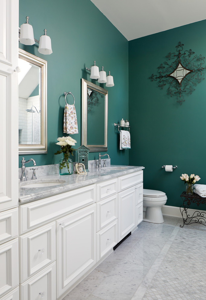 Inspiration för ett stort vintage en-suite badrum, med vita skåp, ett fristående badkar, en hörndusch, vit kakel, tunnelbanekakel, gröna väggar, vitt golv och dusch med gångjärnsdörr