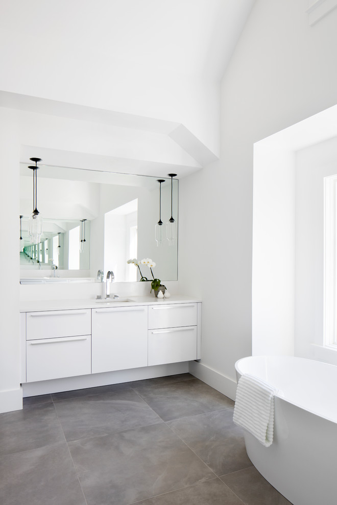 Diseño de cuarto de baño principal, contemporáneo, grande, con armarios con paneles lisos, puertas de armario blancas, paredes blancas, suelo laminado y encimera de granito