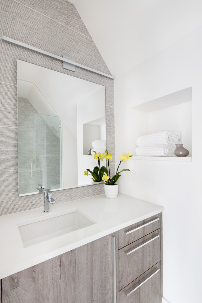 Bild på ett litet funkis en-suite badrum, med släta luckor, vita skåp, vita väggar, laminatgolv och granitbänkskiva