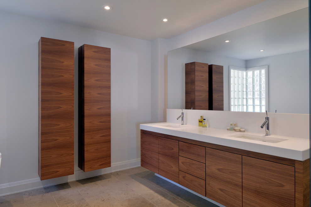 Exempel på ett stort modernt en-suite badrum, med bruna skåp, ett fristående badkar, en hörndusch, en vägghängd toalettstol, grå kakel, vita väggar och kalkstensgolv