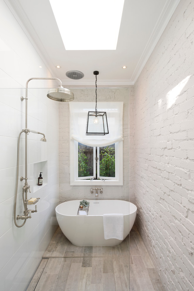 Cette image montre une salle de bain design avec un carrelage blanc, un mur blanc, un sol en carrelage de porcelaine, un sol beige et un mur en parement de brique.