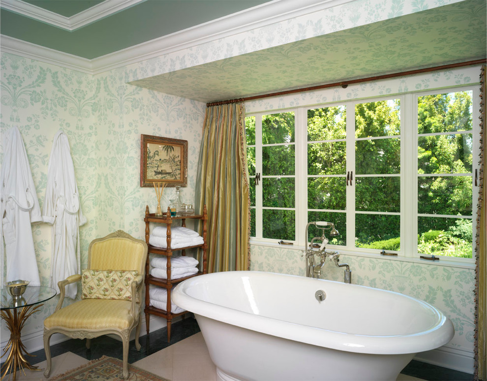 Foto de cuarto de baño principal tradicional grande con bañera exenta, paredes verdes y suelo de baldosas de porcelana