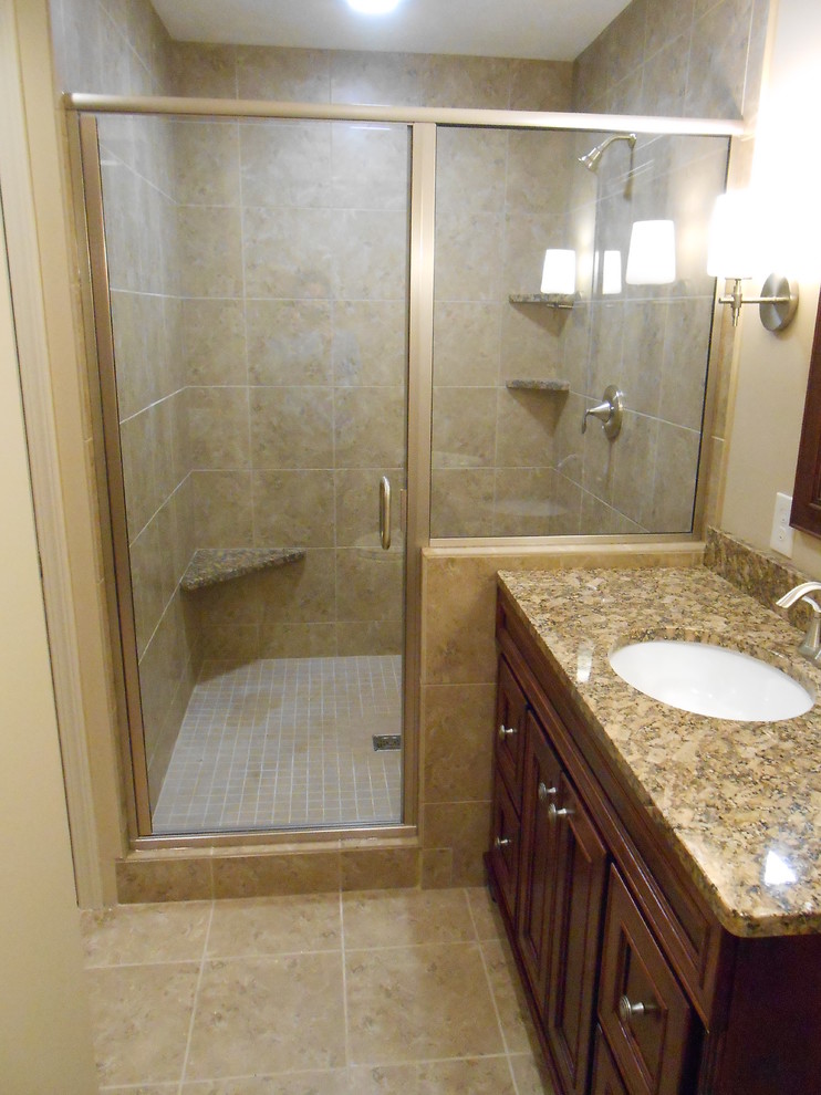 Exempel på ett stort klassiskt badrum med dusch, med granitbänkskiva, en dusch i en alkov, beige kakel, keramikplattor, beige väggar och klinkergolv i keramik
