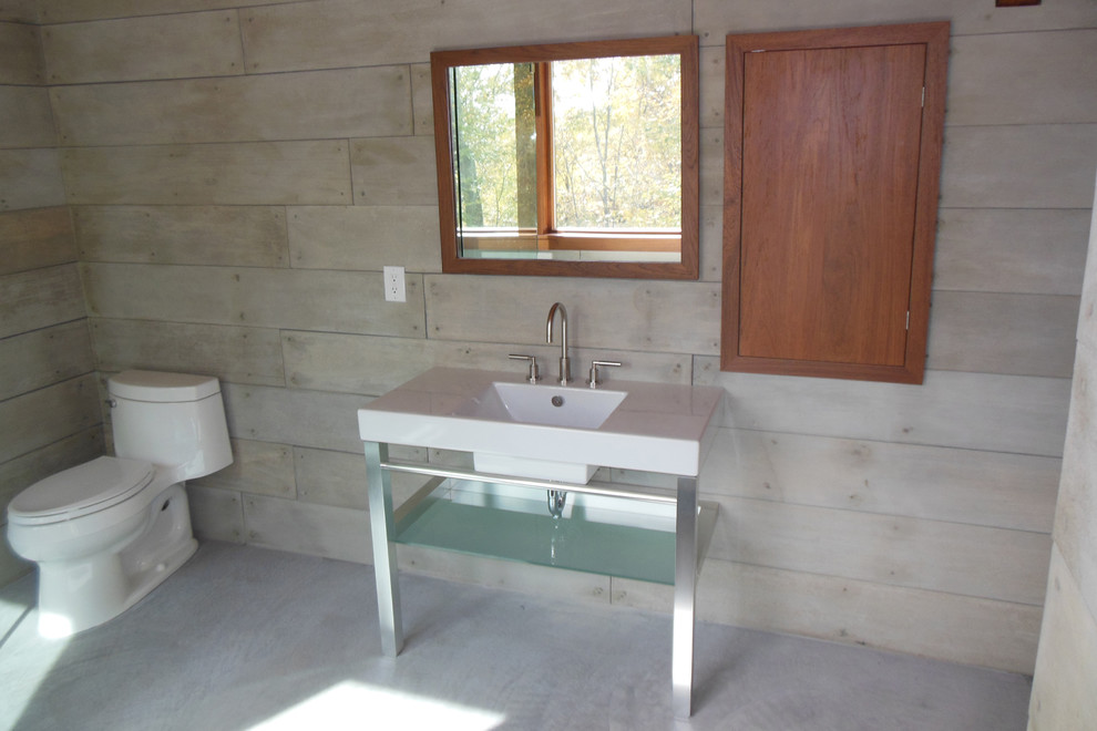 Exempel på ett stort rustikt en-suite badrum, med ett undermonterad handfat, granitbänkskiva, ett fristående badkar, en kantlös dusch, en toalettstol med hel cisternkåpa, beige kakel, stenkakel, beige väggar, klinkergolv i porslin, släta luckor och vita skåp