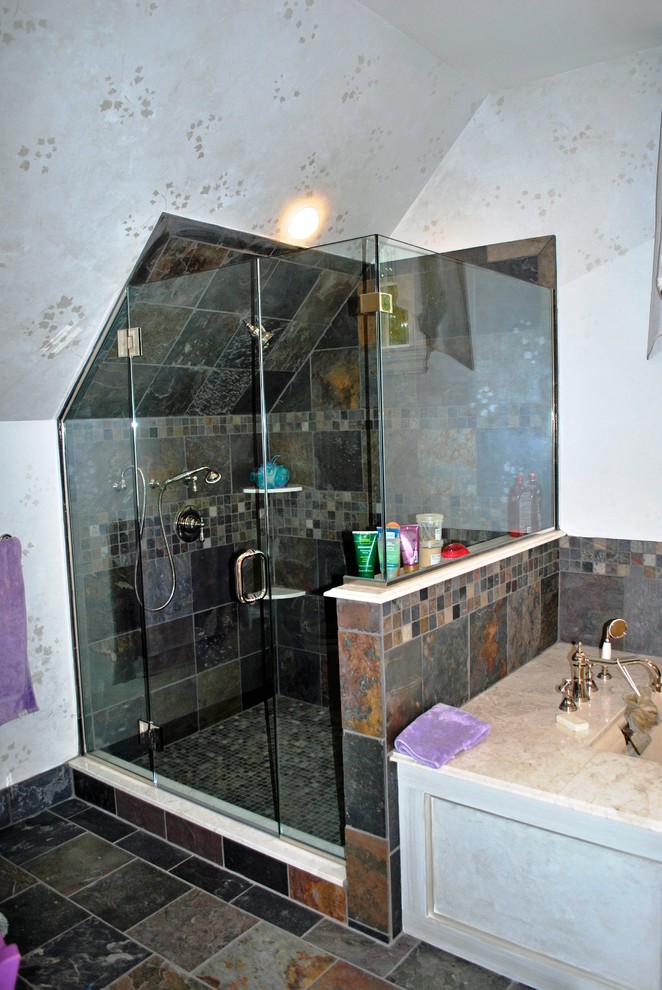 Inredning av ett klassiskt stort badrum för barn, med luckor med profilerade fronter, skåp i mellenmörkt trä, träbänkskiva, en öppen dusch, flerfärgad kakel och skiffergolv