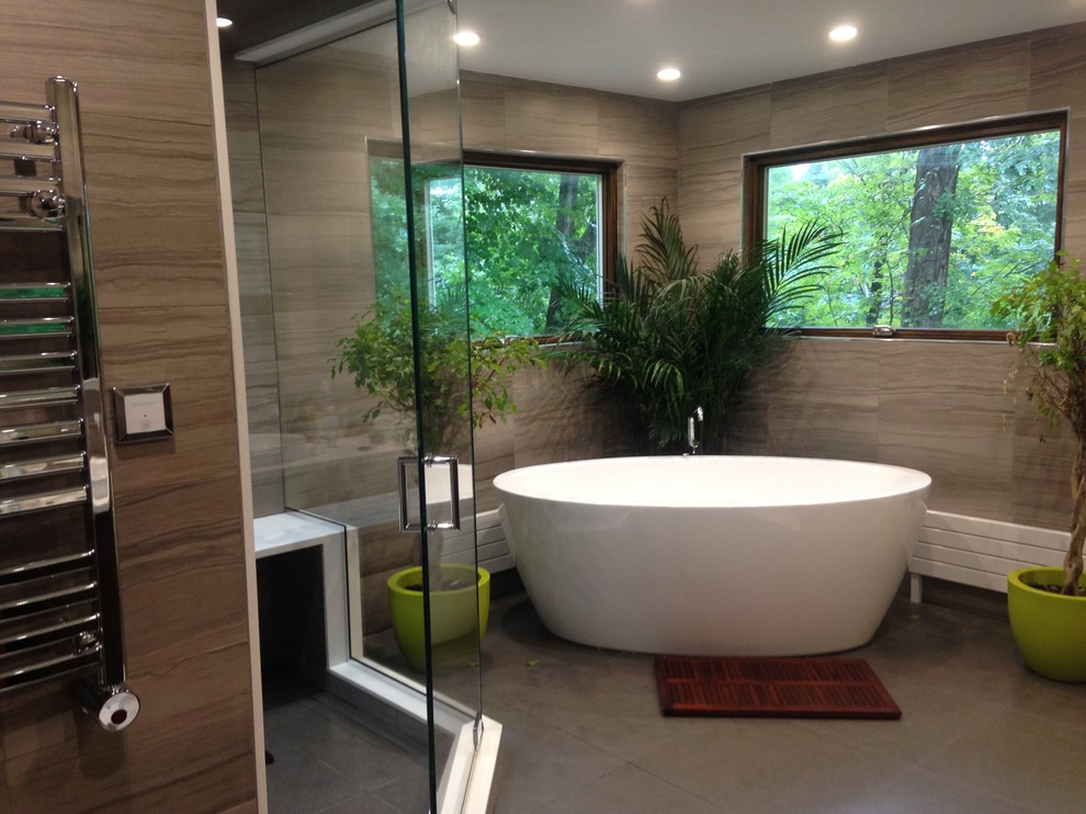 Inredning av ett modernt stort en-suite badrum, med ett fristående badkar, en hörndusch, klinkergolv i porslin, grått golv och dusch med gångjärnsdörr