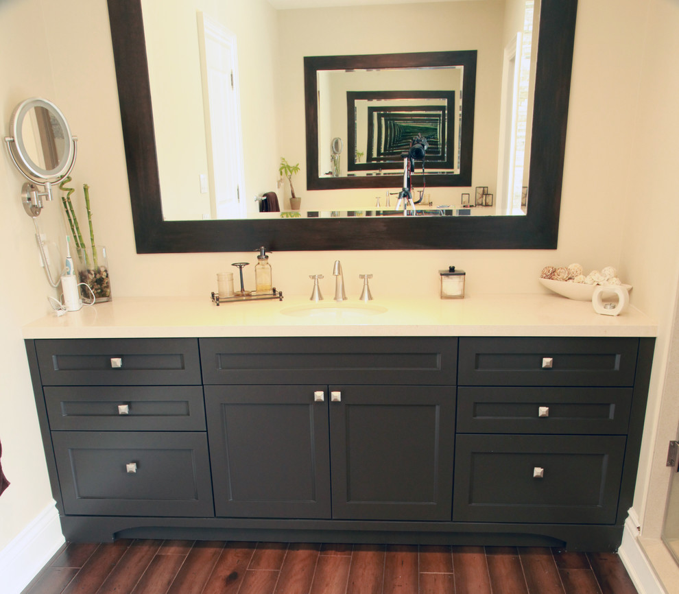 Modelo de cuarto de baño principal tradicional renovado de tamaño medio con armarios estilo shaker, puertas de armario marrones y encimera de cuarzo compacto