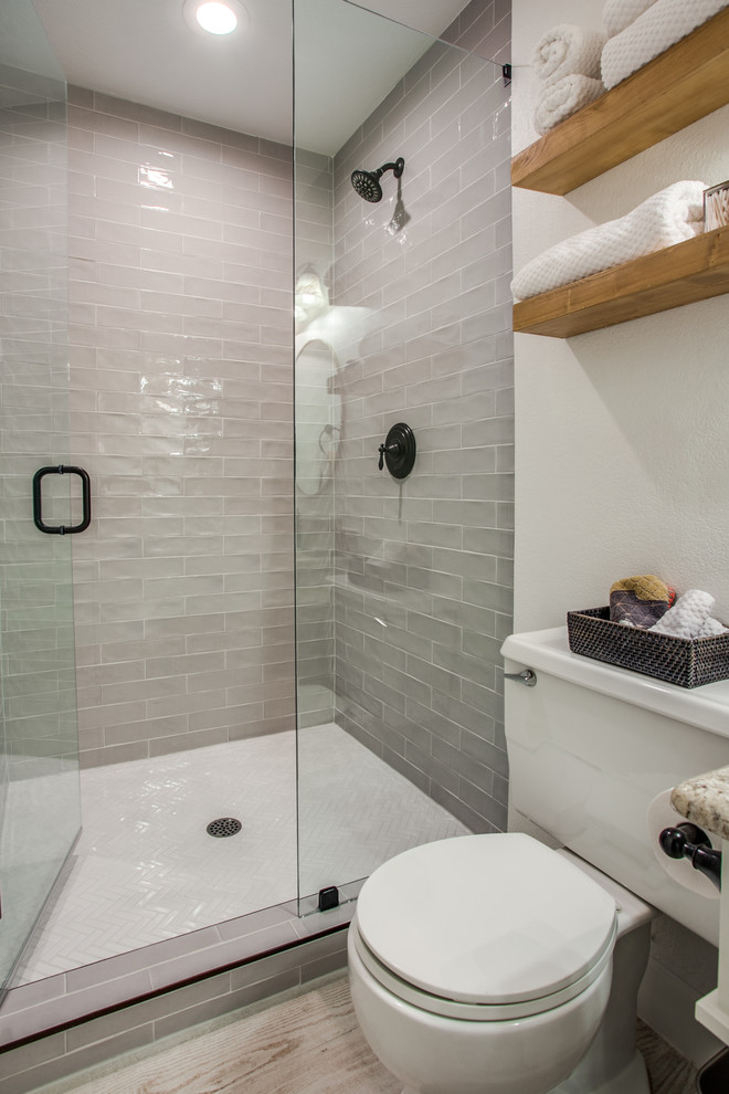 Idéer för ett litet klassiskt beige badrum med dusch, med öppna hyllor, skåp i mellenmörkt trä, en dusch i en alkov, en toalettstol med separat cisternkåpa, grå kakel, keramikplattor, vita väggar, klinkergolv i porslin, granitbänkskiva, beiget golv och dusch med gångjärnsdörr