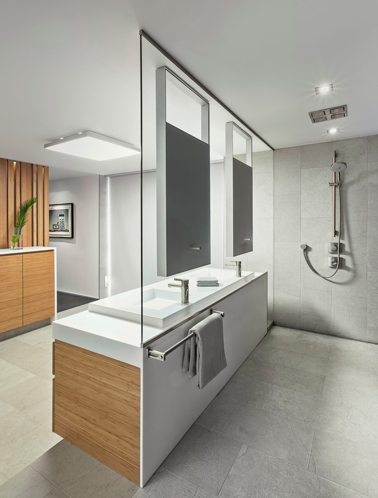 Ispirazione per una stanza da bagno contemporanea con lavabo a bacinella, ante lisce, ante in legno scuro, doccia alcova e piastrelle grigie