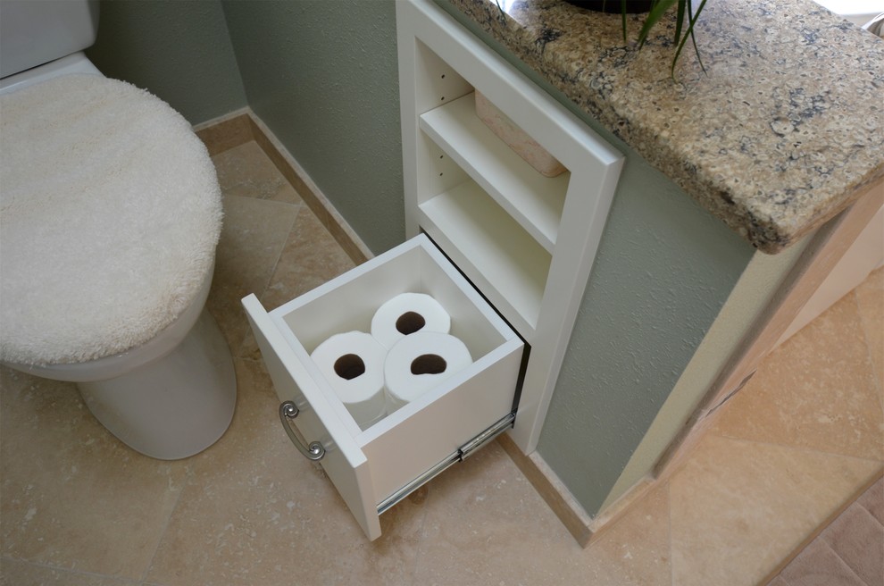 Ispirazione per una stanza da bagno stile marinaro con lavabo sottopiano, ante bianche e piastrelle beige