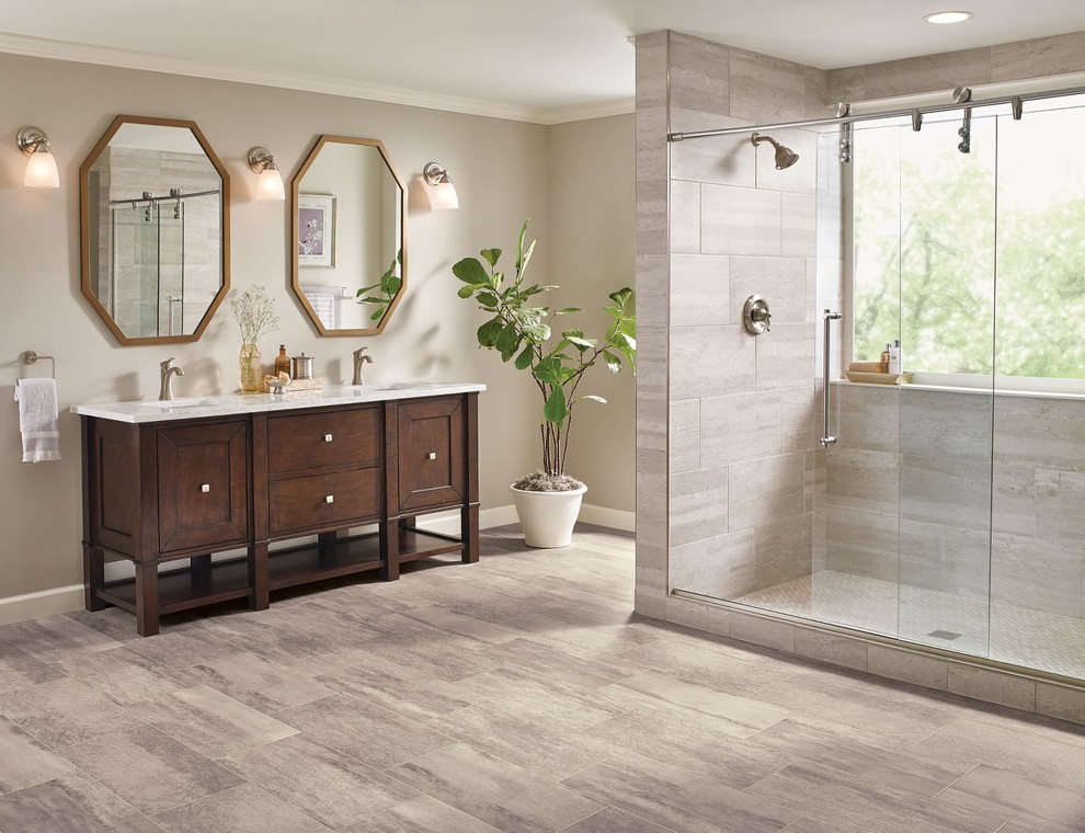 Exempel på ett mellanstort klassiskt en-suite badrum, med skåp i mörkt trä, en dubbeldusch, beige kakel, porslinskakel, beige väggar, vinylgolv, ett undermonterad handfat, beiget golv, dusch med skjutdörr och luckor med infälld panel