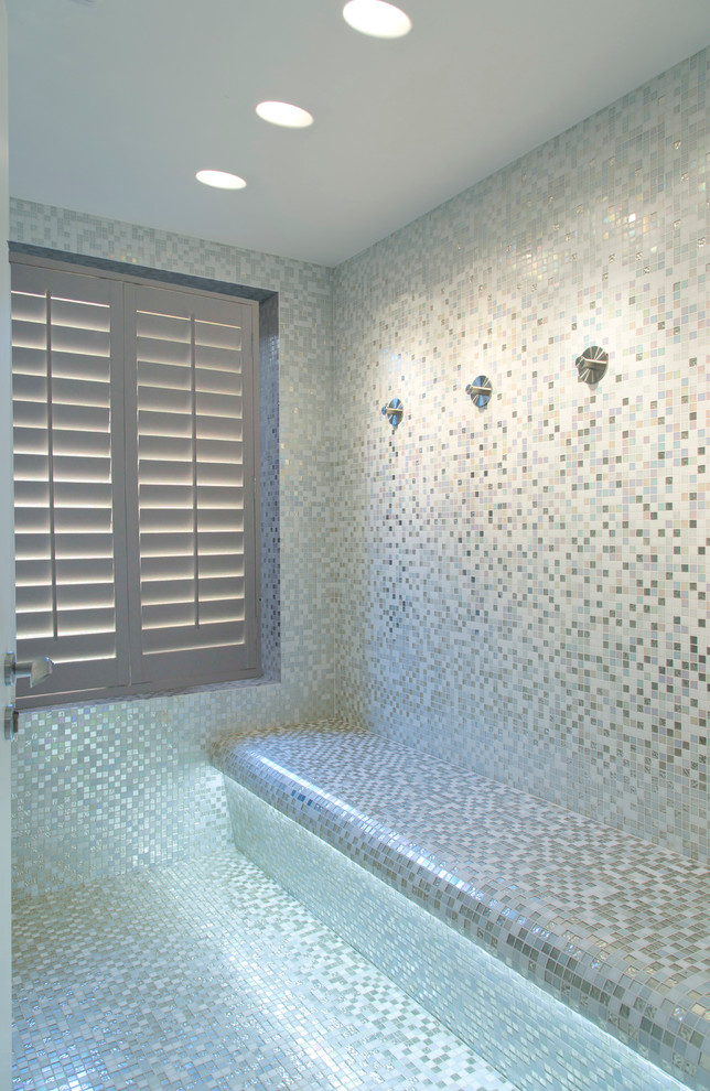Modernes Badezimmer mit farbigen Fliesen, Mosaikfliesen und Mosaik-Bodenfliesen in Cheshire