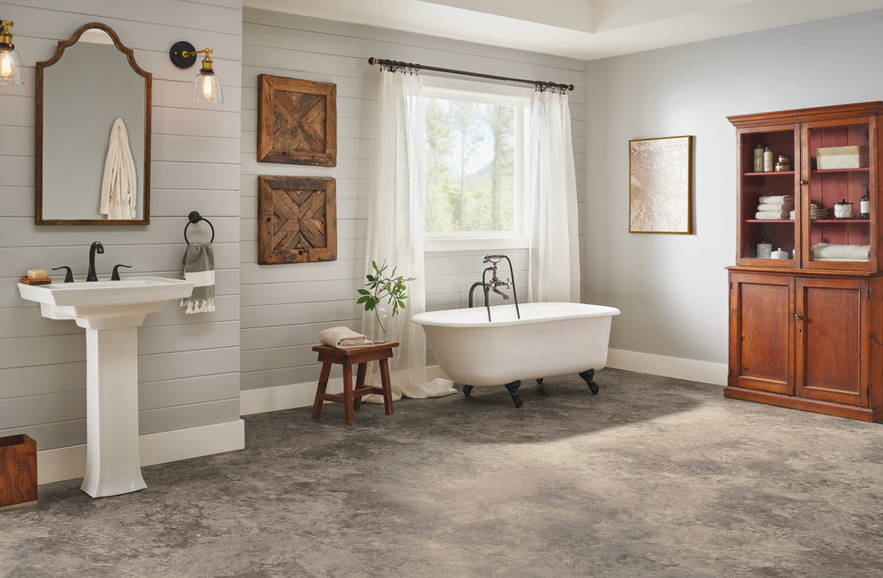 Idéer för att renovera ett stort maritimt en-suite badrum, med ett badkar med tassar, grå väggar, vinylgolv, ett piedestal handfat och brunt golv