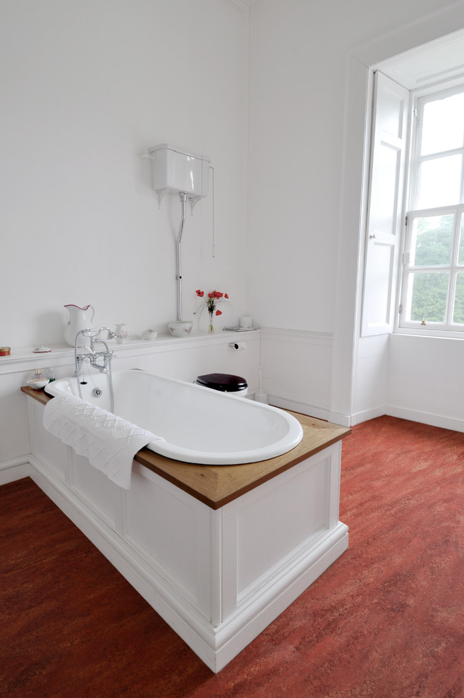Immagine di una grande stanza da bagno per bambini classica con vasca freestanding, vasca/doccia, WC a due pezzi, pareti bianche, pavimento in linoleum e lavabo a colonna