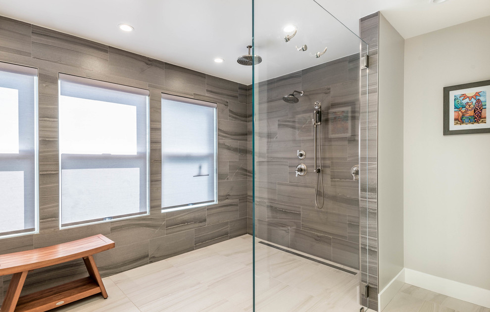 Idéer för stora funkis en-suite badrum, med släta luckor, skåp i mörkt trä, ett fristående badkar, en hörndusch, grå kakel, porslinskakel, grå väggar, klinkergolv i porslin, ett undermonterad handfat, bänkskiva i kvarts, beiget golv och med dusch som är öppen