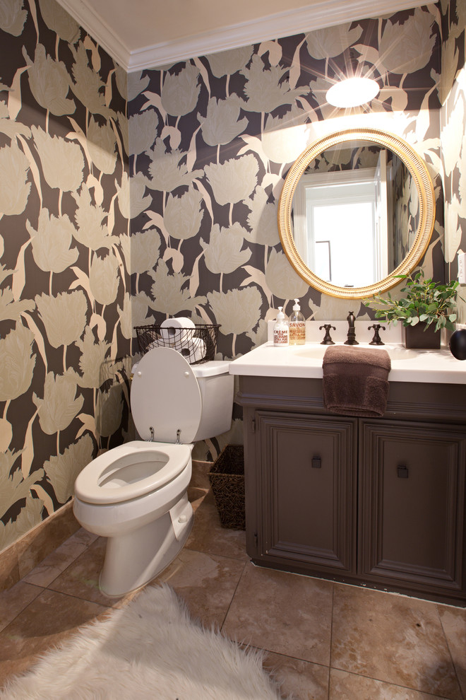 Ejemplo de cuarto de baño contemporáneo con armarios con paneles empotrados, puertas de armario marrones y paredes multicolor
