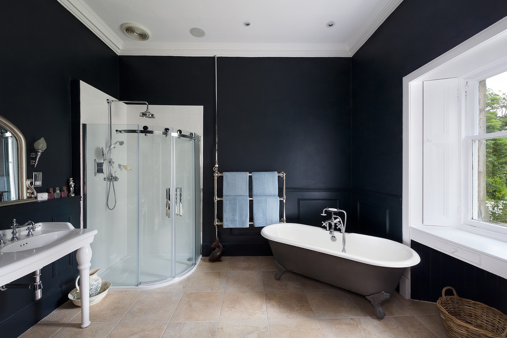 Klassisches Badezimmer mit Schiebetür-Duschabtrennung in Sonstige