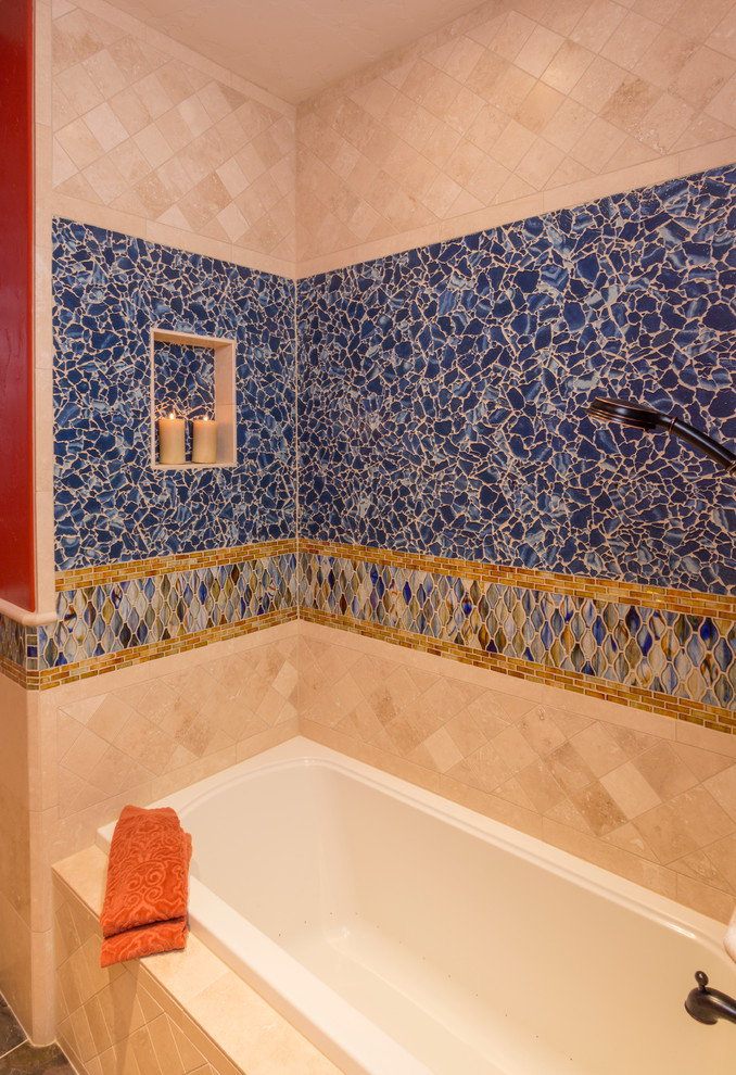 На фото: большая главная ванная комната в средиземноморском стиле с врезной раковиной, фасадами цвета дерева среднего тона, ванной в нише, красными стенами, полом из керамической плитки, плоскими фасадами, душем над ванной, синей плиткой, керамической плиткой и столешницей из искусственного кварца